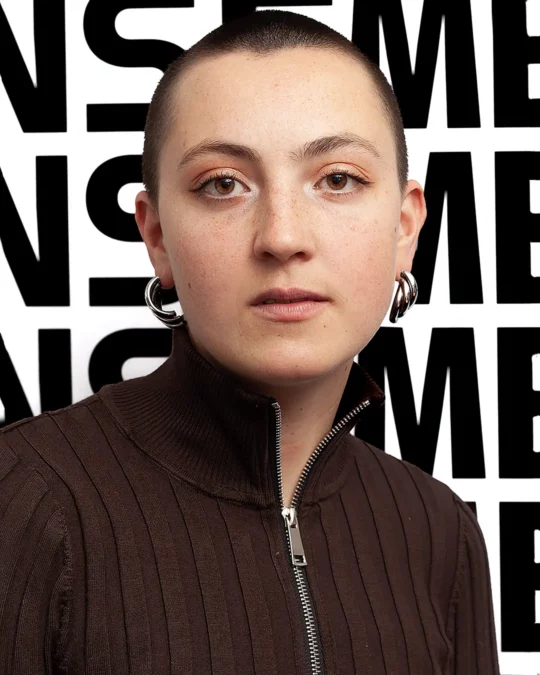 Portrait de Léonie Kovaliv, candidate Ensemble à Gauche Lausanne aux élections communales 2026